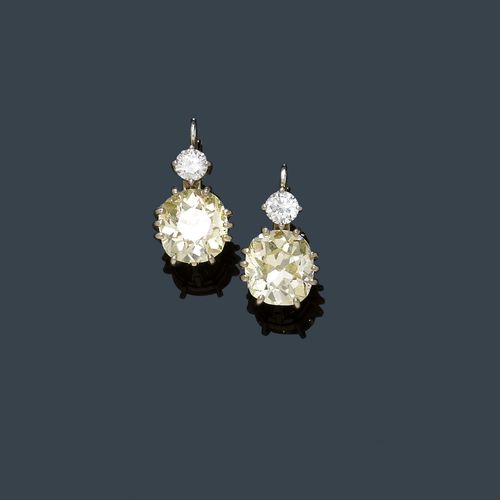DIAMOND EAR PENDANTS, ca. 1950. White gold 750. Fancy ear pendants, each of a cushion-shaped diamond weighing ca. 7.50 ct, ca. R-S/ VS2-SI1, minor chipping on the edge, mounted below a brilliant-cut diamond weighing ca. 0.60 ct. Hooked part. Tested by Gemlab.