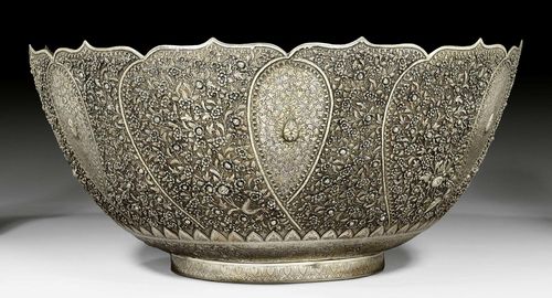 AN IMPRESSIVE DOUBLE WALLED SILVER BOWL WITH ENGRAVED AND OPENWORK DESIGN. Thailand, ca. 1940, diameter 60 cm.