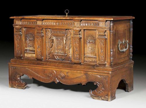 IMPORTANT WALNUT COFFER,Renaissance, dated 1620, Neuchâtel. With salient lid and carved plinth, architectural style front, a large finely engraved iron lock and inner compartment. Some losses. 116x58x70 cm. Provenance: Swiss private collection. Fine coffer in original condition. Lit.: O. Clottu, Des coffrets neuchâtelois, Neuchâtel 1986; p. 38-52 (with ill.).