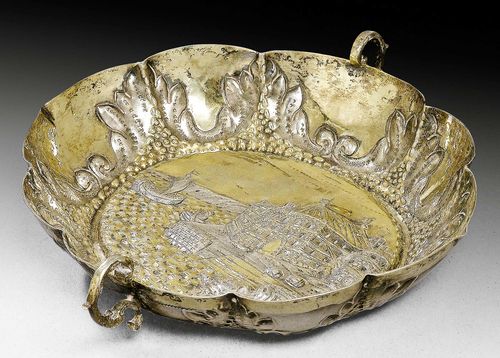 LARGE BRANDY DISH. Augsburg 17th century.Maker's mark difficult to read. Parcel gilt. Handles on both sides. 15.5x13.5 cm. Wt.: 130 g.