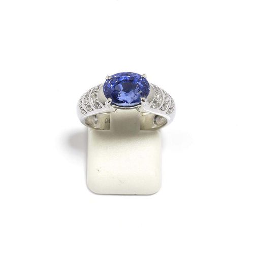 A SAPPHIRE AND DIAMOND RING. White gold 750. Attractive band ring, the top set with 1 oval untreated sapphire of 4.07 ct, the shank set with 18 brilliant-cut diamonds weighing in total ca.  0.30 ct. Size. ca. 53. With a GIC-Report no. CO-BS-OR0003-000730, April 2009.