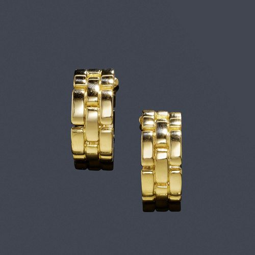 GOLD EAR CLIPS, CARTIER PANTHÈRE. Yellow gold 750, 20g. The panther model. Creole ear clips with studs, "grain de riz" pattern, signed Cartier no. 621168. Matches the following lot.