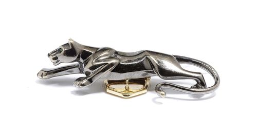 AN EMERALD, ONYX AND GOLD CLIP, CARTIER PANTHÈRE. Yellow and white, blackened gold, 22g. Decorative "clip de revers" or "clip de collier", modeled as a black panther with 2 small emeralds as eyes and a 1 onyx as nose. Signed Cartier, no. 618557. Matches the previous lots.