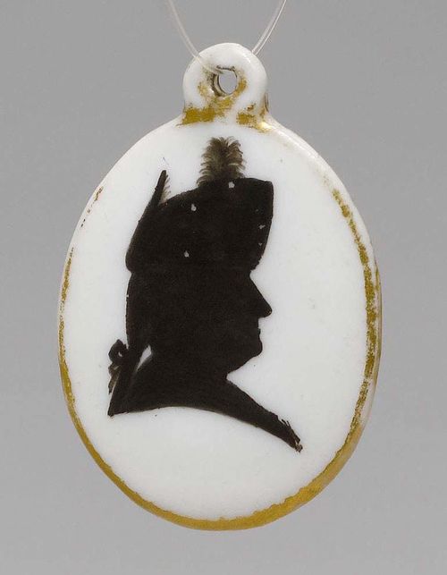 PORZELLANANHÄNGER MIT SILHOUETTENPORTRAIT UND GOLDMONOGRAMM,