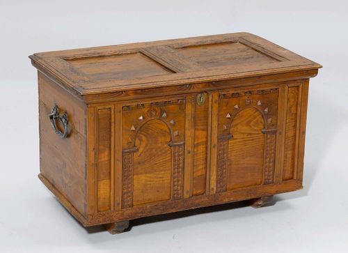 A SMALL CHEST, Renaissance style, 19th century. Darkly dyed pinewood. 71.5x42x44 cm. 1 key.