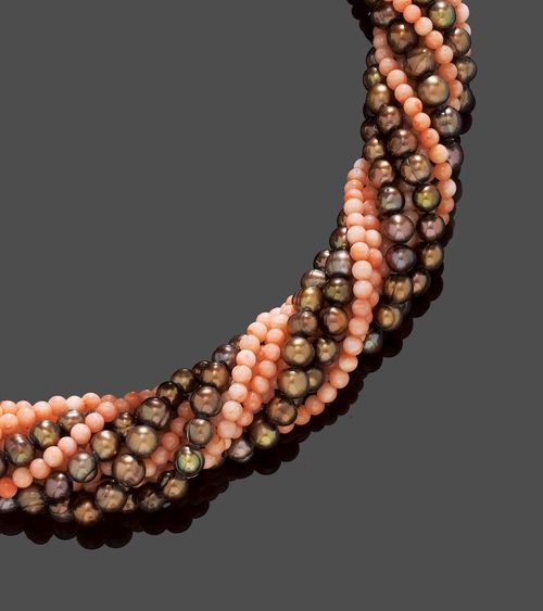 CORAL AND PEARL TORSADE. Fastener yellow gold 585. Decorative 12-row necklace of 8 strings with pink coral beads of 3 mm Ø and 4 strings with bronze-coloured cultured pearls of 5 mm Ø, treated. L ca. 44 cm.