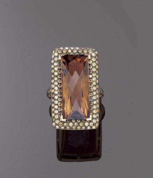 SMOKY QUARTZ AND DIAMOND RING. Rosé gold 750. Fancy ring, the rectangular top set with 1 large smoky quartz of ca. 19.00 ct in a cognac-coloured brilliant-cut diamond surround. Ring shoulders additionally decorated with numerous brilliant-cut diamonds. Totalling ca. 2.30 ct. Size 54.