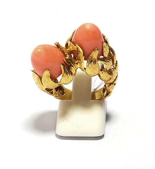 CORAL RING, CHAUMET, Paris. Yellow gold 750. Decorative, structured "Croisé" model, the top set with flame-like motives, decorated with 2 pink coral cabochons. Size ca. 53.
