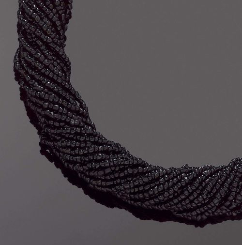 BLACK CORAL NECKLACE/TORSADE. Fastener gold-plated silver. 25-row necklace of numerous black coral beads with large spring ring fastener. L ca. 45 cm.