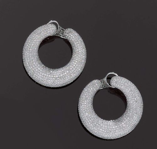 BRILLANT-CUT DIAMOND CREOLE EARRINGS. White gold 750. Elegant creole stud earrings entirely set with 1506 brilliant-cut diamonds totalling ca. 6.80 ct.