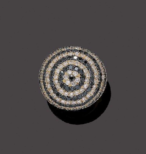 BRILLIANT-CUT DIAMOND RING. Yellow gold 750. Fancy "cocktail" model, the large convex top decorated with circular motifs of black brilliant-cut diamonds, treated, entirely set with 319 brilliant-cut diamonds totalling ca. 10.00 ct. Size ca. 56.