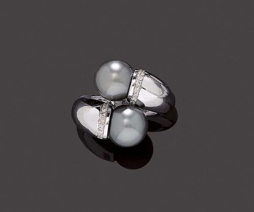 TAHITI PEARL AND BRILLIANT-CUT DIAMOND RING. White gold 750. Attractive, solid "Croisé" model, the top decorated with 2 anthracite-coloured Tahiti cultured pearls of ca. 11.2 mm Ø and 2 fine brilliant-cut diamond lines, totalling ca. 0.30 ct. Size ca. 57.