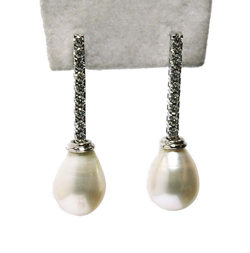 PEARL AND BRILLIANT-CUT DIAMOND PENDANT EARRINGS. White gold 750. Classic elegant pendant earrings/studs with 2 drop-shaped fresh-water cultured pearls of ca. 15.5 x 12 mm and with a fine lustre, mounted under one line of brilliant-cut diamonds each, totalling ca. 0.60 ct. L ca. 4 cm.