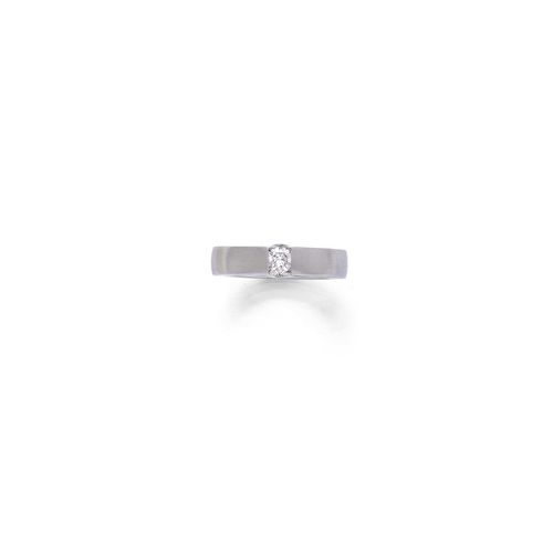 DIAMOND RING, LES AMBASSADEURS. White gold 750, 16g. Attractive, matte/polished band ring, the top set with 3 brilliant-cut diamonds weighing ca. 1.00 ct. Size ca. 54. With pouch and copy of insurance estimate, February 2014.