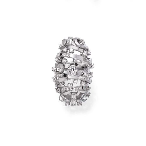 DIAMOND RING. White gold 750, 35g. Large, modern ring, the convex top decorated with numerous crossed band motifs set with 1 brilliant-cut diamond weighing ca. 0.50 ct, 6 baguette-cut diamonds, 28 brilliant-cut diamonds, and 32 single-cut diamonds weighing ca. 3.70 ct in total. Size ca. 52.