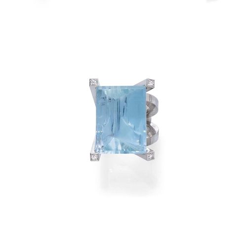 AQUAMARINE, DIAMOND AND GOLD RING. White gold 750, 50g. Very attractive, asymmetrical ring, the top set with 1 rectangular mirror-cut aquamarine weighing 51.52 ct, the setting additionally decorated with 4 princess-cut diamonds weighing 0.47 ct. Size ca. 54. With case and copy of the Jeweller's certificate, December 2003.