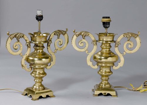 PAIR OF AMPHORAS AS LAMPS,late Baroque. Brass and bronze. With two large curved handles. On a round retracted foot and a square base. H 41 cm.