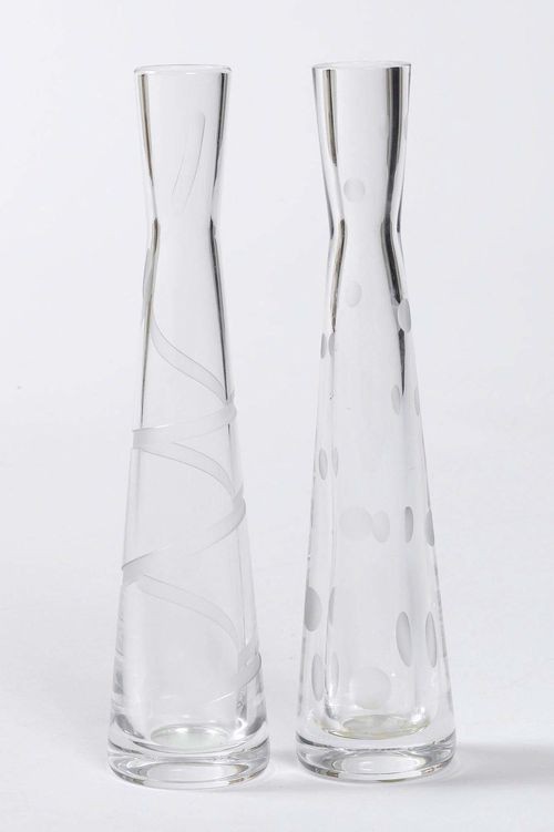 BACCARAT PAIR OF VASES, ca. 1980. Colourless glass. H 23 cm. Inscribed on the bottom.