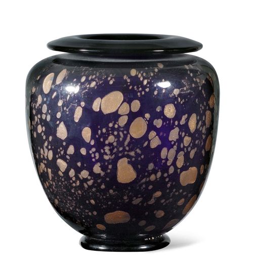 ROBERT PIERINI (1950) VASE, 1983. Black and gold-coloured glass. The bottom signed, dated and inscribed IX196. H 16.5 cm.