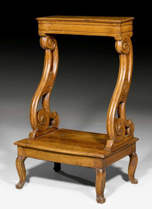 SMALL PRIE-DIEU, Baroque, Veneto, 18th century. Carved walnut and elm. Replaced legs. 56x43x95 cm.