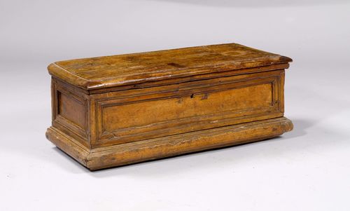 SMALL CHEST,Tuscany, ca. 1600. Walnut. Rectangular body with hinged cover. 75x33x29 cm.