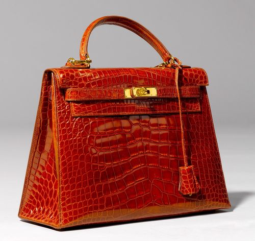 HERMES Paris Made In France. SAC "Kelly" 32 cm en alligator américain (alligator mississipiensis) caramel, garniture en métal plaqué or