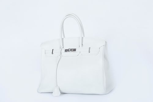 HERMES Paris Made In France (Année 2008). SAC "Birkin" 35 cm en veau Taurillon blanc, garniture en métal argenté palladié, deux clefs s