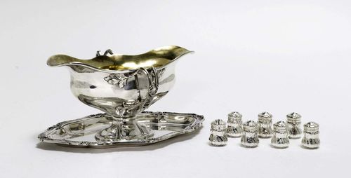SAUCIERE AND SPICE SHAKERS,20th century. Silver. Matching. Oval sauciere oval with Présentoir. 20x11 cm. 7 matching small salt shakers. Total weight: 645 g.