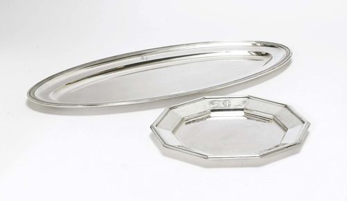 LOT: OVAL PLATTER AND PLATE,matching. Silver. Oval form with palm frieze. 65.5x30.5 cm. Slightly raised rim. D 30.5 cm, 620 g.