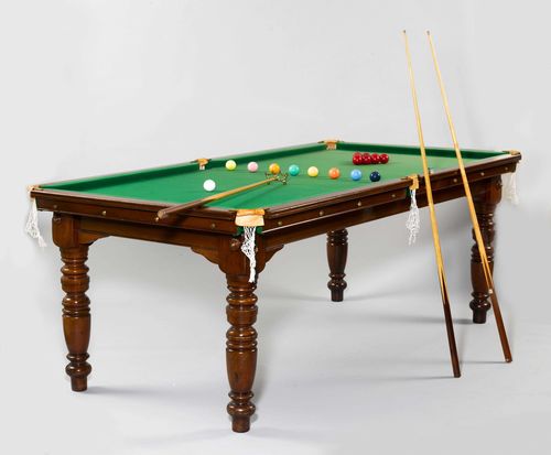 BILLIARD TABLE,England, late 19th century. Signed EJ. RILEY ACCRINGTON. Mahogany and slate. Rectangular top and turned legs. Green felt cover. With cues and balls. 222x120x84 cm.