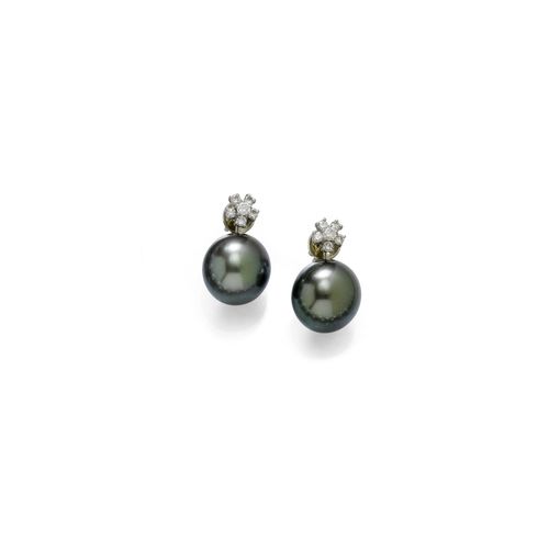 PEARL AND DIAMOND EAR PENDANTS. White gold 585. Attractive ear studs, each stud part set with 6 diamonds, weighing ca. 0.50 ct in total, the lower part each with 1 removable dark grey Tahiti cultured pearl of ca. 14.5 and 14.8 mm Ø, respectively, with a fine lustre.