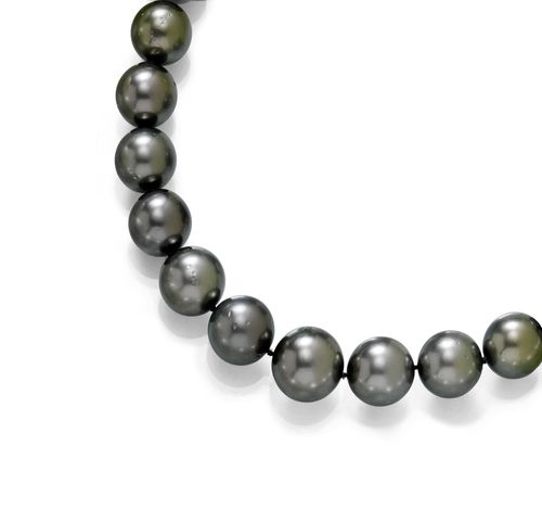 PEARL NECKLACE WITH BRACELET, EAR PENDANTS AND RING. White gold 750. Attractive necklace of 41 graduated, dark grey Tahiti cultured pearls of ca. 10 - 12.9 mm, with a clasp set with diamonds, L ca. 49 cm, and a bracelet of 16 Tahiti cultured pearls of ca. 10.4 - 12.4 mm Ø,  with a clasp decorated with 10 diamonds, L ca. 21 cm. Matching ear pendants with a hinge, needs to be replaced, each of 3 Tahiti cultured pearls of ca. 10.2 mm Ø with rondelles in white gold as intermediate parts, L ca. 5.7 cm. Matching ring, the top set with 1 drop-cut, baroque Tahiti cultured pearl of ca. 18.8 x 12.4 mm and additionally decorated with 7 diamonds. Size ca. 62. Total weight of the 27 diamonds ca. 0.30 ct.