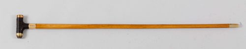 WALKING STICK WITH SPY-GLASS, ca. 1900. T-shaped, cylindrical, leather-covered grip. Gold-coloured ring, straight stick. Horn tip. L 90.5 cm.