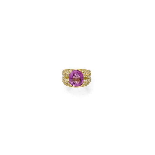 TOURMALINE AND DIAMOND RING. Yellow gold 750. Attractive ring, the top set with 1 oval, pink tourmaline of ca. 5.90 ct, the ring shoulders additionally decorated with a total of 72 diamonds weighing ca. 0.90 ct. Size ca. 52.