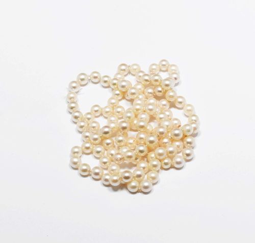 PEARL SAUTOIR. Decorative sautoir of16 Akoya cultured pearls of ca. 6.9 - 7.5 mm Ø. L ca. 98 cm. With case.
