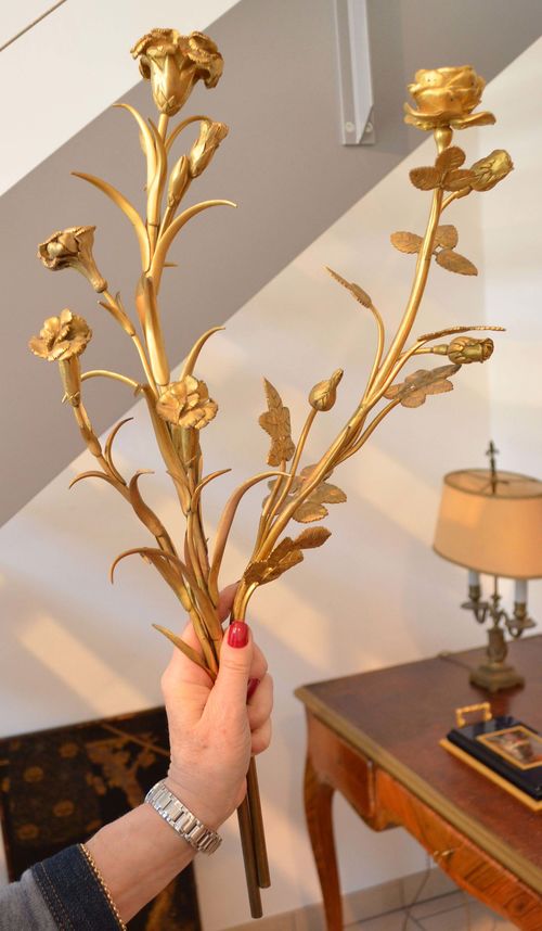 SET OF 6 BRONZE FLOWERS, in the style of Louis XV, France, end of the 19th century. Gilt bronze. Narrow, leaf-decorated stems with fine blossoms. Probably former parts of a candelabra. L ca. 65 cm. Provenance: La Vieille Fontaine, Rolle.