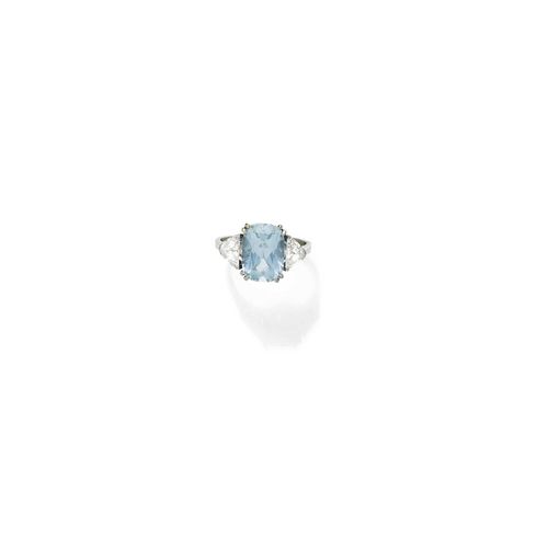 AQUAMARINE AND DIAMOND RING, GÜBELIN. Platinum 950. Classic ring, the top set with 1 step-cut aquamarine of ca. 8.00 ct, flanked by 2 diamonds in a fantasy cut weighing ca. 0.90 ct in total. Size ca. 58.