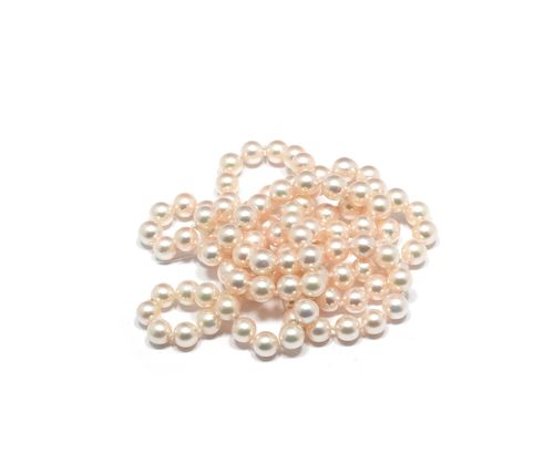 PEARL SAUTOIR. Attractive, endless sautoir of 106 Akoya cultured pearls of ca. 7.8 - 8 mm Ø. L ca. 92 cm.