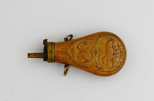 POWDER FLASK,German, 19th century. Copper. Decorated with a hunting dog and 2 birds. Brass chute and spring lock. H 15.6 cm.