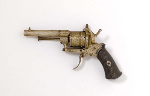 REVOLVER,Belgian, ca. 1850. "Lefaucheux" system. Round barrel, (L 8.4 cm), Cal. 8mm. 6 shot. Geometric engravings. Foldable trigger. Grip decorated with fish skin. Total length 19.5 cm.