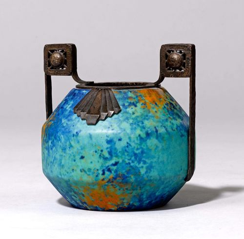 VASE, Art Nouveau. Blue/orange ceramics. Cylindrical receptacle with 2 pierced, angular bronze handles. The bottom signed "l'Argyl". H 11.5 cm.