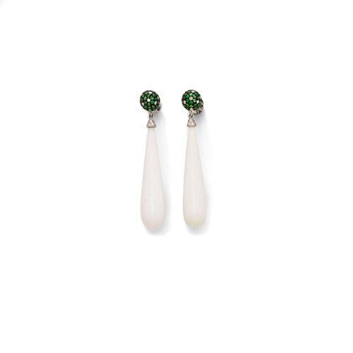 TSAVORITE, DIAMOND AND AGATE EARRINGS. White gold 750. Each set with 36 round tsavorites, 10 brilliant-cut diamonds and 1 white agate pendant with a diamond-set mounting. Total weight of the tsavorites ca. 0.80 ct and total weight of the diamonds ca. 0.35 ct. L ca. 5.3 cm.