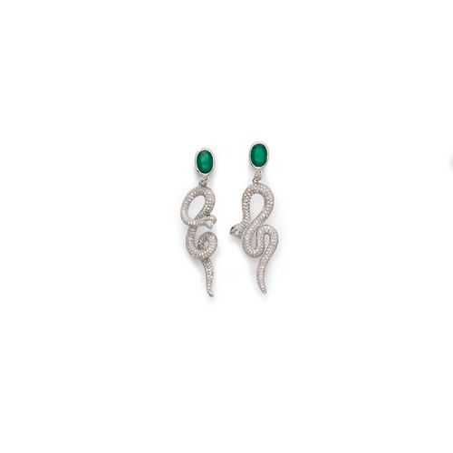 DIAMOND AND EMERALD EARRINGS. White gold 750. Each set with 1 oval emerald and a snake-shaped pendant pavé-set with round brilliant-cut diamonds, 1 tsavorite as the eye. Total diamond weight ca. 2.50 ct and total emerald weight ca. 2.00 ct. L ca. 5.6 cm.