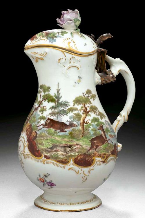 WATER JUG, Frankenthal, circa 1760-70.Painted with a hunting scene. The lid with silver-gilt hinge and rose finial. Lion rampant in underglaze blue. H 20cm. Damaged to upper edge. Provenance: from a Swiss private collection.