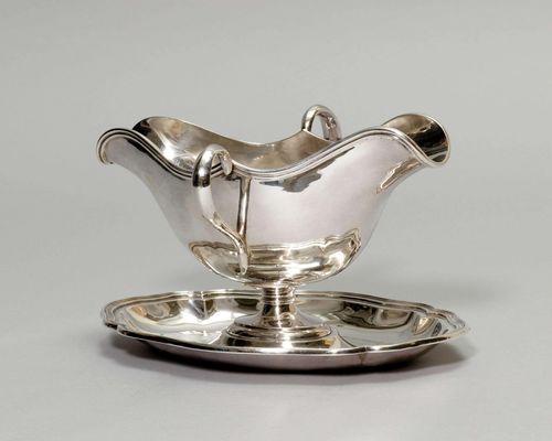 SAUCIÈRE ON TRAY,Berne, 1st half of the 19th century. Manufactory Rehfues. Curved tray with profiled rim. Smooth-walled saucière with two spouts and curved handles on the longitudinal sides. L 21 cm, 535 g.