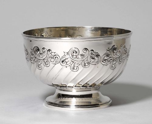 FOOTED BOWL,Sheffield 1901/02. With maker's mark. Round, stepped and retracted base. Chased walls. Stepped rim. D 20 cm, 550 g.