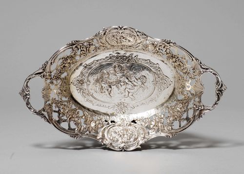 BREAD BASKET, probablyGermany, 19th/20th century. Oval with pierced walls and lateral handles. Floral decoration and cartouches depicting putti. Matching mirror. Some repairs. L 36 cm, 510 g.
