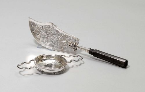 TEA STRAINER AND FISH SERVING CUTLERY,London ca. 1850 and France 1820-1840. Maker's marks: probably William Parkin and Antoine-Adrien Vautrin. Tea strainer with pierced handles and corded rim. Pierced fish serving cutlery, the back engraved. With sculptured fish heads. Wooden handle. Total weight 290 g.