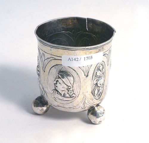 ROUND BOTTOMED BEAKER. Nuremberg probably  2nd half of the 17th century. With maker's mark . With chased mouldings and parcel gilt. Requires repair. H 7.5 cm. 60 g.