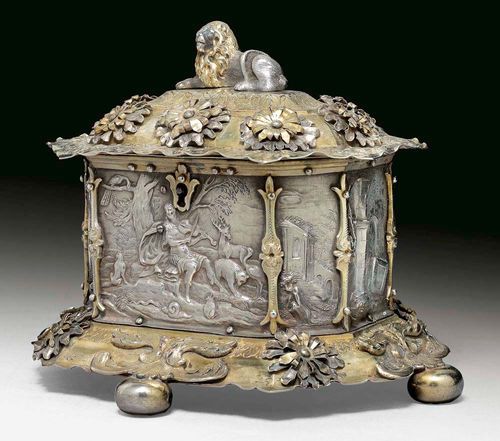 CASKET. Löwenzähmung, Augsburg, 1680.Maker's mark  Friedrich Schwestermüller I. The base chased and embossed, with applied silver flowers. The sides relief-decorated with rustic scene with ruins and a fiddler and wild animals. The lid with applied foliate band, also applied flowers and lion finial. Parcel gilt. H 18 cm. 1058 g.